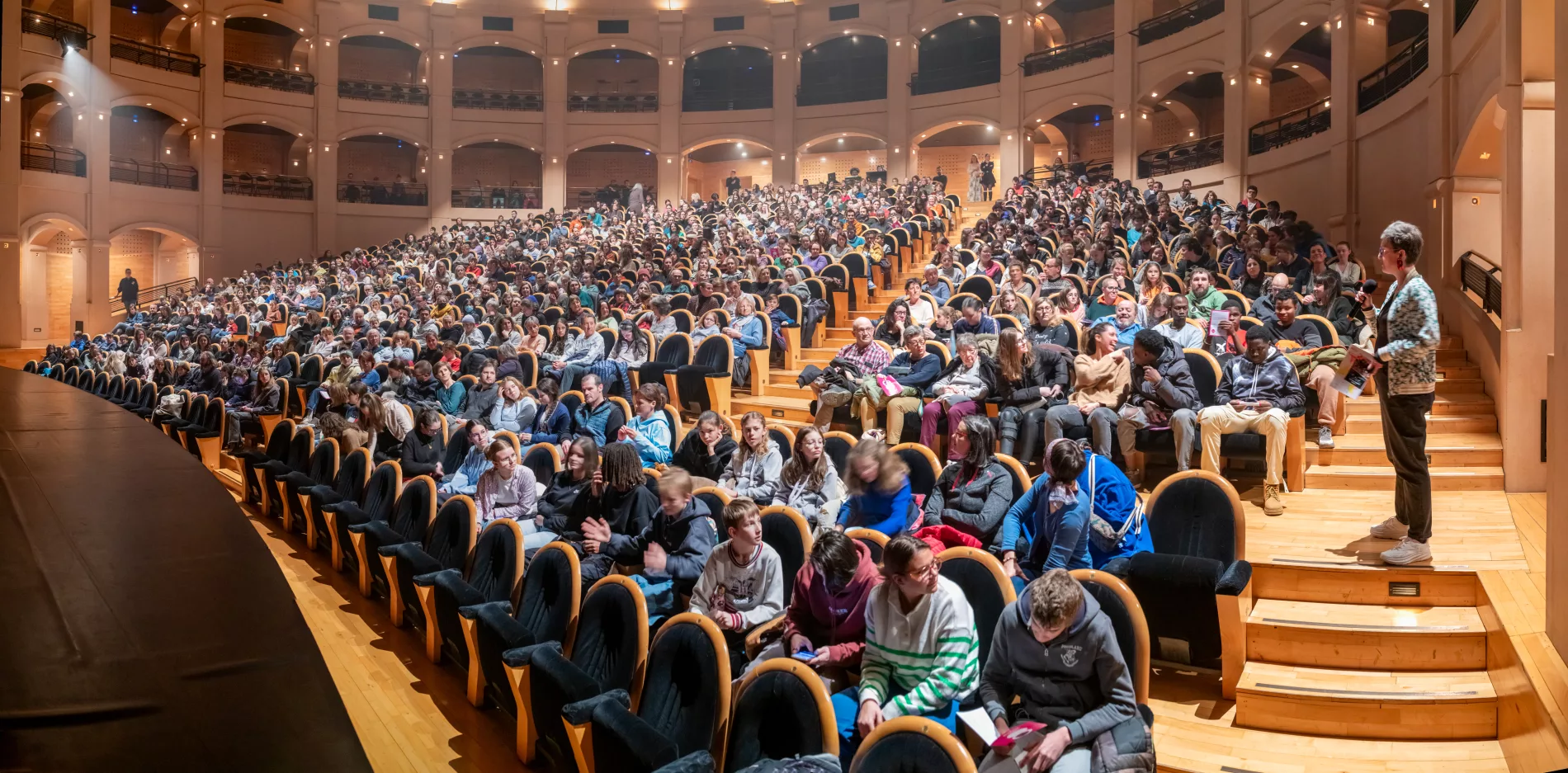 Public dans la salle du Dôme Théâtre - Kolor stitching | 7 pictures | Size: 7520 x 3834 | Lens: Standard | RMS: 2.74 | FOV: 120.00 x 55.72 ~ -5.06 | Projection: Cylindrical | Color: LDR |